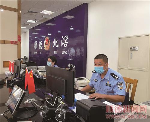 戶政窗口“老黃?！?暖心服務(wù)解民憂