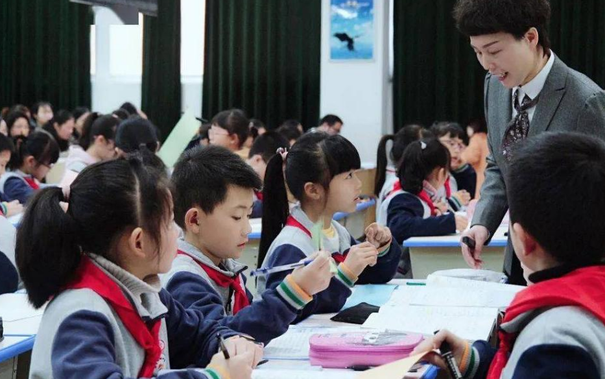 課后延時(shí)服務(wù)實(shí)施，一老師口出狂言勸退家長(zhǎng)，“你家沒(méi)有人了？”