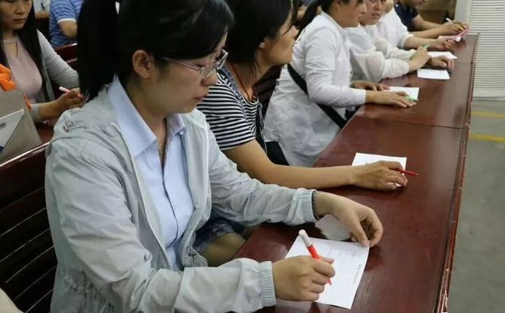 一家長(zhǎng)勇氣可嘉，在“告家長(zhǎng)書”上簽不同意，網(wǎng)友：官方該出手了