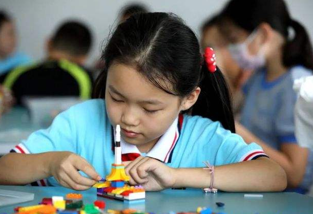 教育部下發(fā)新消息，2022年秋季將全面實(shí)施，家長的壓力終于減輕了