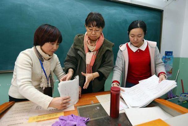 “為啥我教學(xué)20年還是初級(jí)職稱”？教師留言引熱議，官方回應(yīng)來了