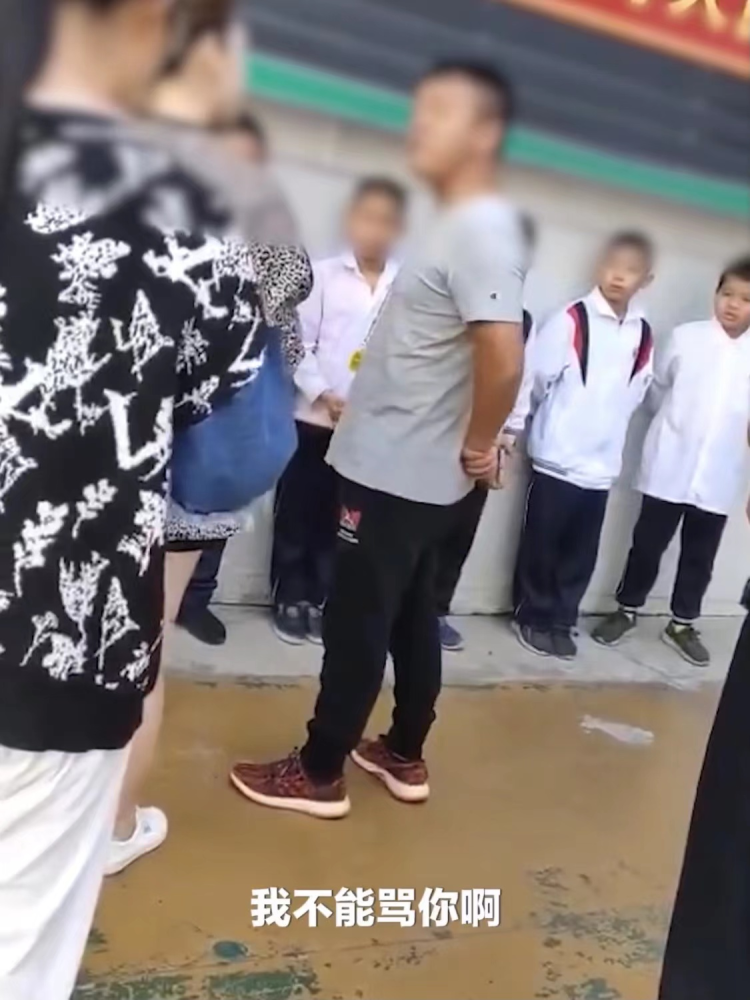 網(wǎng)傳汕頭一學(xué)校體育老師體罰學(xué)生，教育局通報：涉事教師已停職