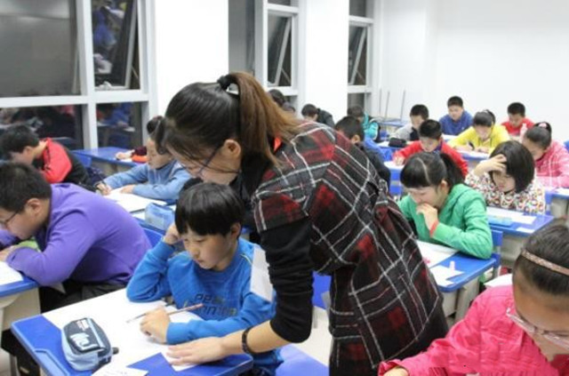 年輕的女老師被辭退，理由竟然是因?yàn)椤半p減”，到底發(fā)生了什么