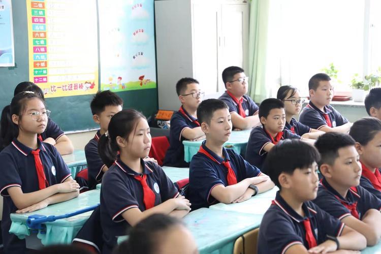 “童話大王”怒批語(yǔ)文教材，直言“誤人子弟”，引發(fā)家長(zhǎng)共鳴