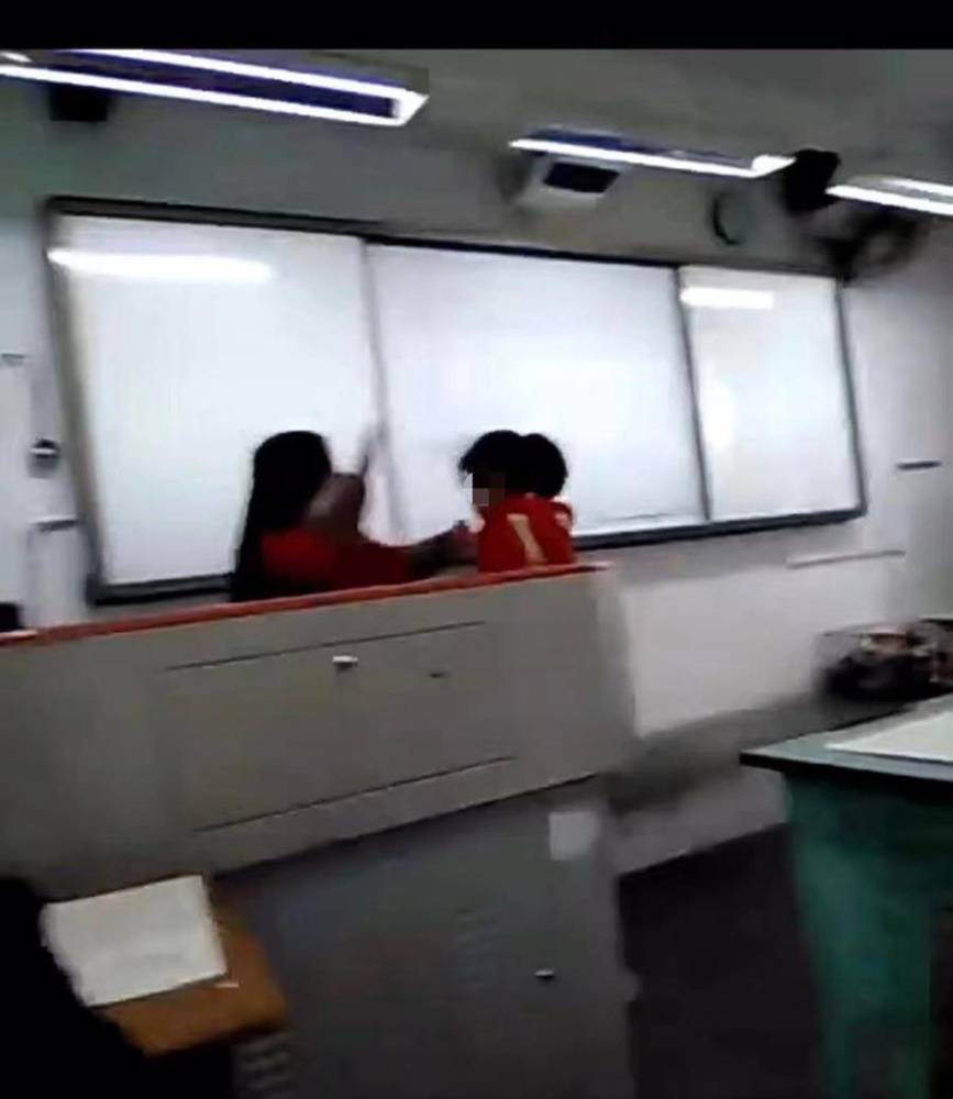 “成都一小學(xué)生做錯題被老師扇耳光”續(xù)：涉事老師向家長道歉