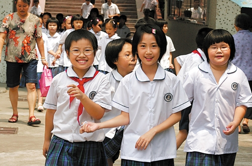 學(xué)?！疤靸r(jià)校服”賬單曝光，家長(zhǎng)勇敢簽下“不同意”，獲網(wǎng)友支持