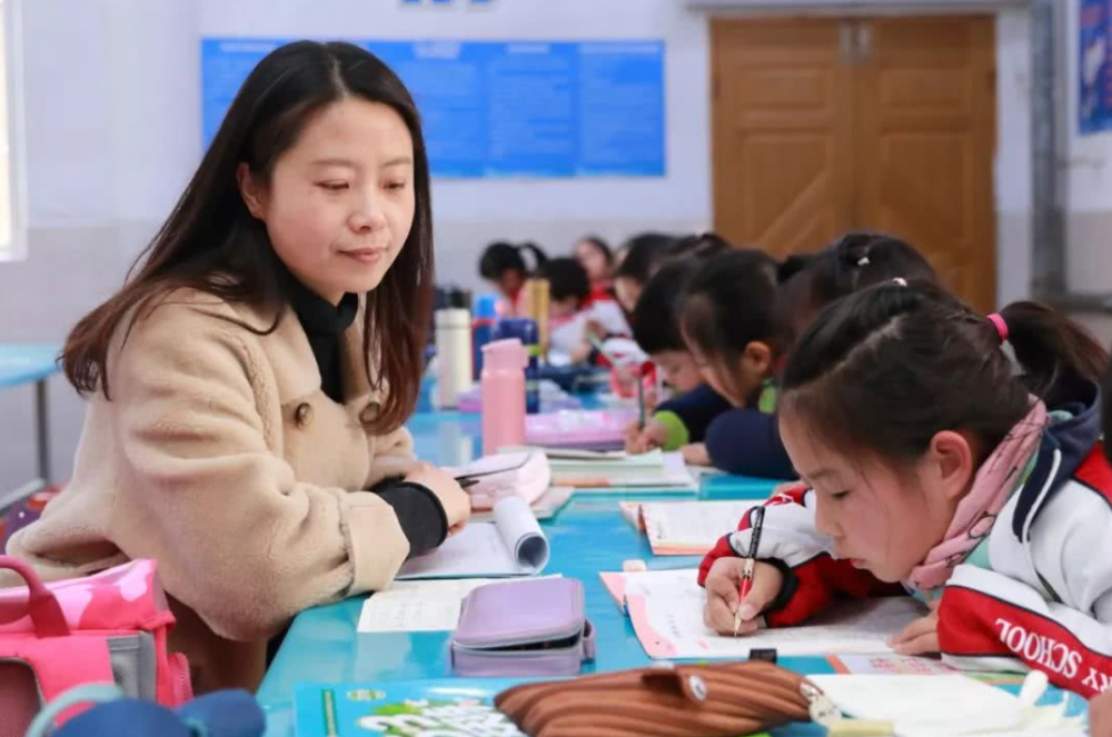 開學(xué)半個(gè)多月了，參與課后服務(wù)的老師拿到了多少補(bǔ)助？沒讓人失望