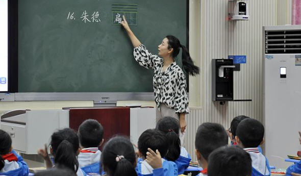 老師補課遭禁，兼職微商被舉報并查處，老師靈魂反問誰來替我養(yǎng)家