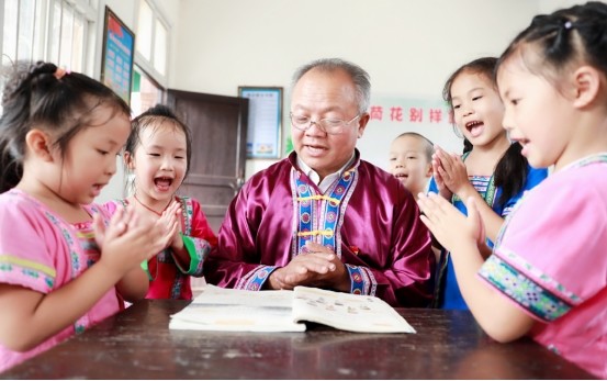 教師“職稱”迎來新調(diào)整，教齡成為評定新標準，老教師受益很大