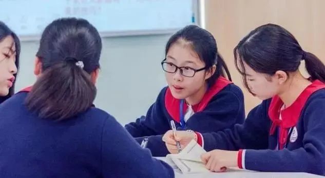 課后服務(wù)“5＋2”模式實(shí)行兩周后，一位老師被舉報(bào)了……