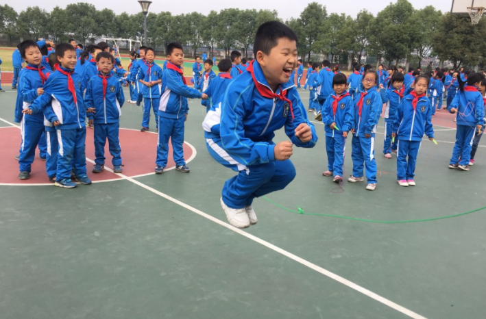 “天價校服”賬單出爐，一家長勇敢簽下“不同意”，收到網友點贊