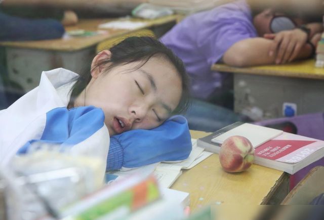 教育部下發(fā)“睡眠令”，推遲中小學到校時間，孩子睡好家長卻犯愁