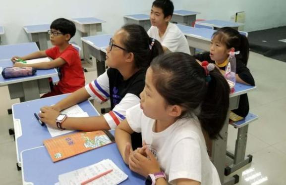 開學(xué)后校外培訓(xùn)班樂壞了，課變少了錢沒少，家長對此看法不一