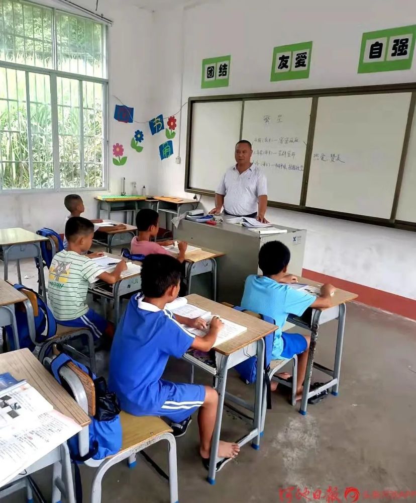 優(yōu)秀鄉(xiāng)村教師韋善昌：扎根鄉(xiāng)村37載 把青春和愛奉獻(xiàn)給孩子們