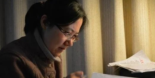 55歲女高級教師堅決不退休，占著高職名額，年輕老師急了……