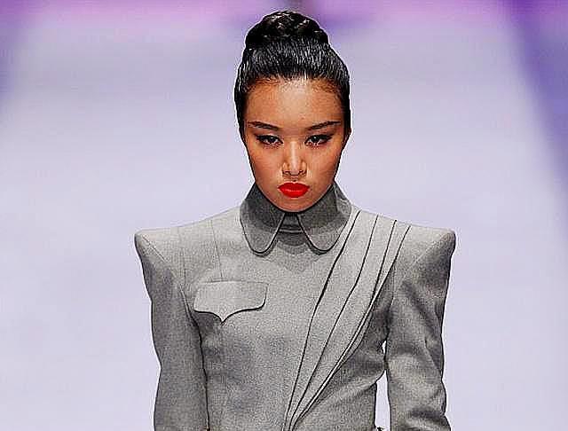 討論：給教師定制統(tǒng)一服裝，能提高社會地位和職業(yè)榮譽(yù)感嗎？