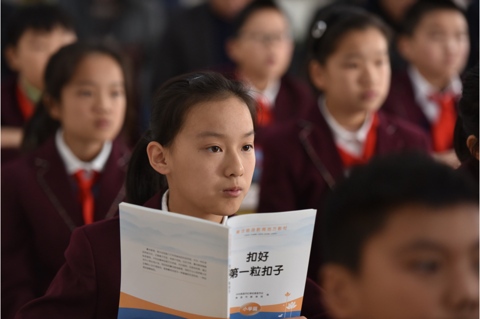 中小學(xué)迎來(lái)好消息，早上到校時(shí)間有所調(diào)整，學(xué)生有望睡到自然醒