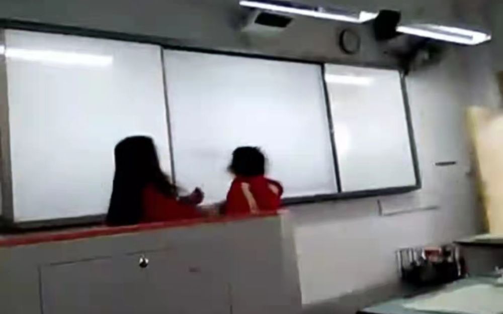 四川金堂一女老師課堂上扇女學(xué)生耳光，教育局：情況屬實(shí)，正調(diào)查