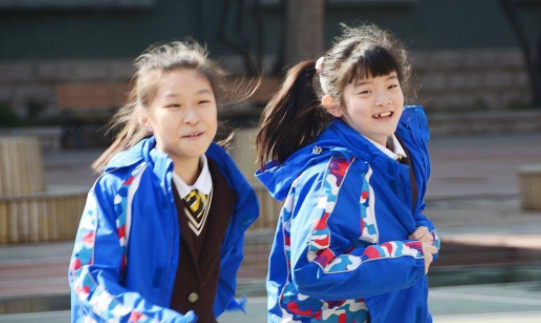 上海一小學(xué)收2320元校服費，校服清單里還有背心？家長回復(fù)