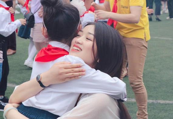 上海小學(xué)校服費(fèi)用惹爭(zhēng)議，千元的價(jià)格地?cái)偟馁|(zhì)量，家長(zhǎng)簽字不同意