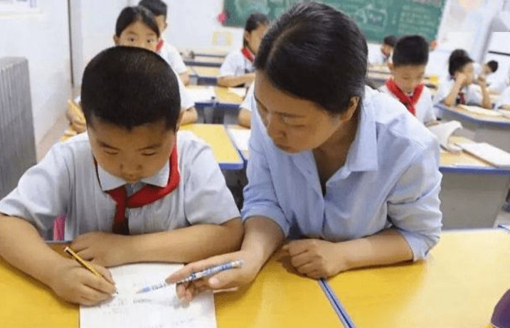 首個(gè)因“雙減”被開除的老師，引發(fā)家長(zhǎng)憤怒，學(xué)校的做法值得稱贊