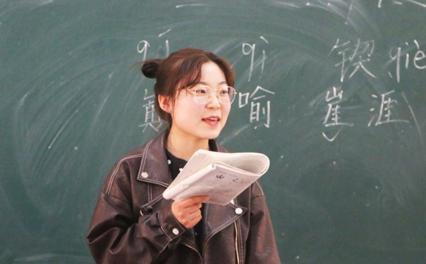 95后教師“教案”走紅，深受學(xué)生青睞，家長對此褒貶不一