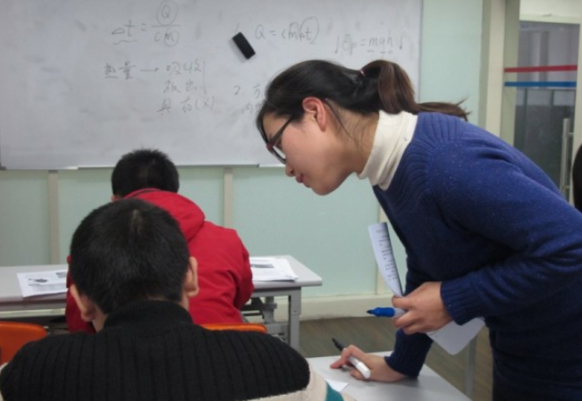 培訓(xùn)機(jī)構(gòu)受限后，教師又開(kāi)辟了“新財(cái)路”，家長(zhǎng)乖乖把錢(qián)奉上