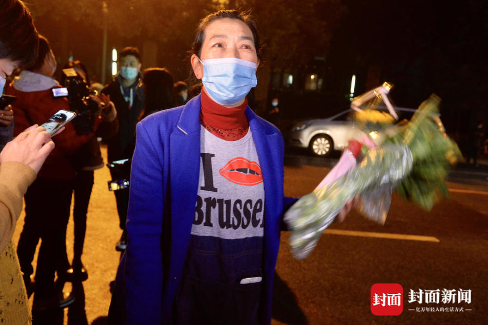 成都本次疫情首個中風險小區(qū)正式解封 孩子們背著書包戴上紅領巾重返校園