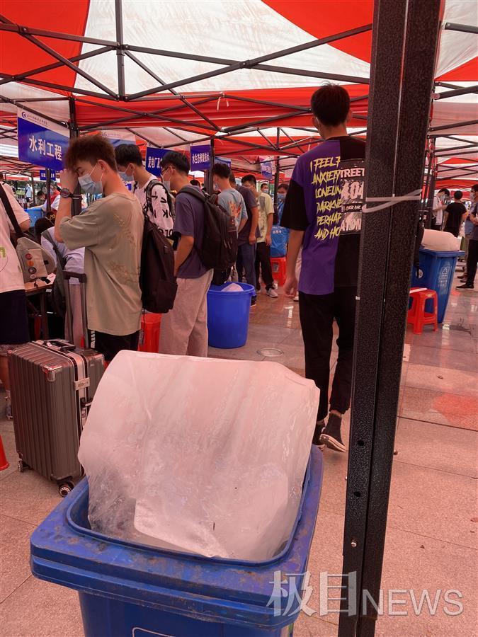 武漢一所大學(xué)來(lái)了14名小巨人，最矮的都有1米9