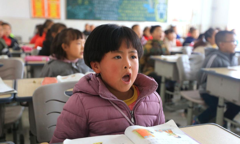 河南某小學(xué)兩名老師被調(diào)走，校長(zhǎng)請(qǐng)村民來(lái)代課，家長(zhǎng)顧慮重重