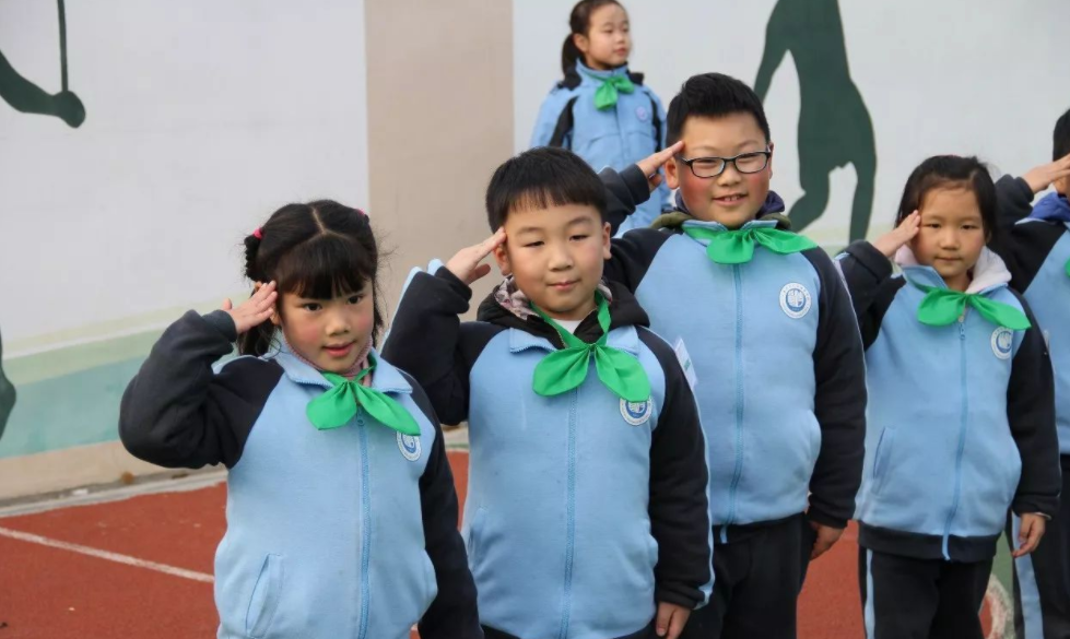 牛奶不讓入校，兩學生無奈在校門口喝整箱，“學生版泰”引爭議