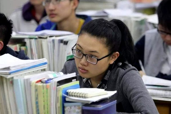 教育部發(fā)通知，中小學將實行“新規(guī)定”，學生想偷玩手機不可能了