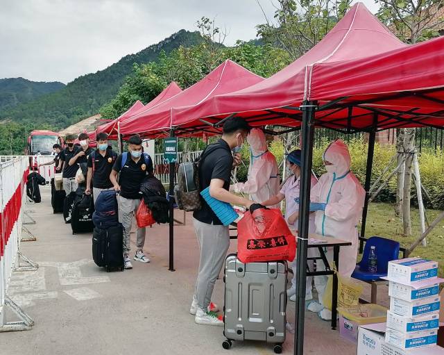 比賽前球員正在進行核酸檢測。（市體育局供圖）