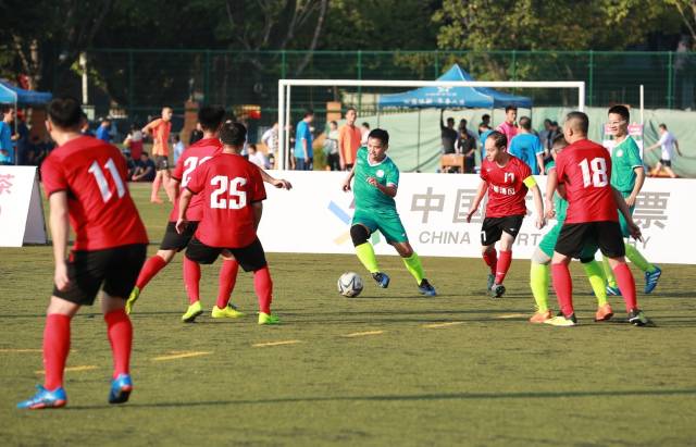 梅州市第三屆職工足球賽，圖為黃塘醫(yī)院vs市紀(jì)委監(jiān)委。（市體育局供圖）