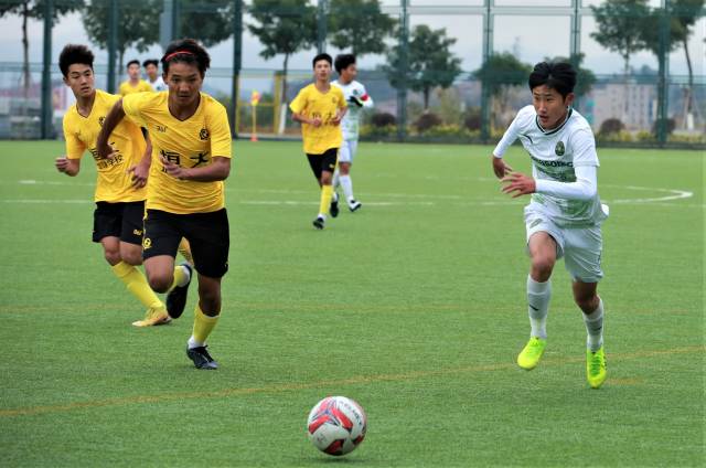 梅州市第三屆超華·客家杯“一帶一路”青少年足球邀請賽，圖為恒大足校U15vs浙江綠城U15。（市體育局供圖）