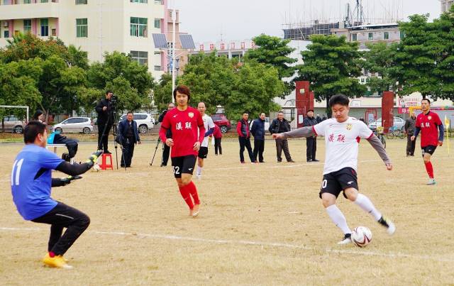 梅縣區(qū)四鎮(zhèn)十六村村級足球聯(lián)賽激烈戰(zhàn)況。（市體育局供圖）