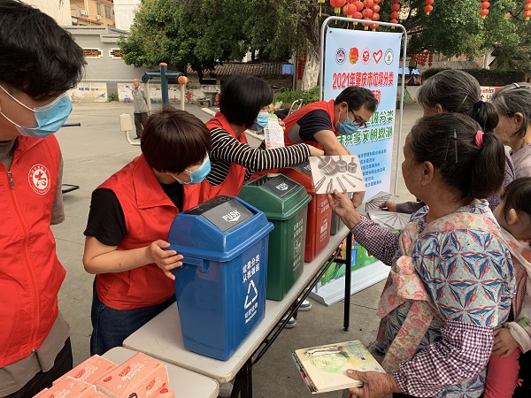 鼎湖區(qū)城管局開展“積極參與垃圾分類，攜手共享文明鼎湖”垃圾分類宣傳志愿活動(dòng)（4）.jpg
