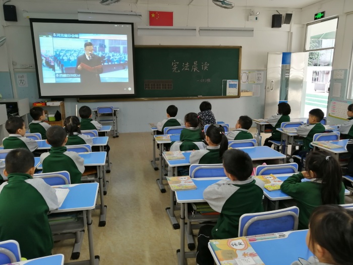 全校同步直播全國(guó)”憲法晨讀“活動(dòng)2.jpg
