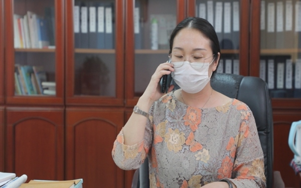 唐校長(zhǎng)向梁校長(zhǎng)報(bào)告疫情