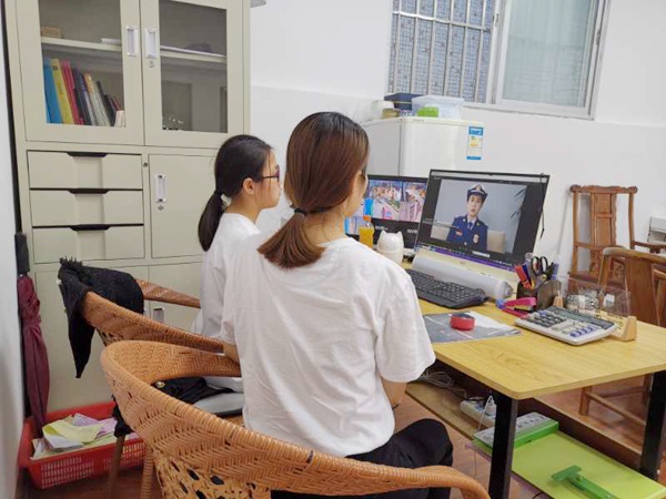 圖五:學生和家長在觀看消防教育視頻