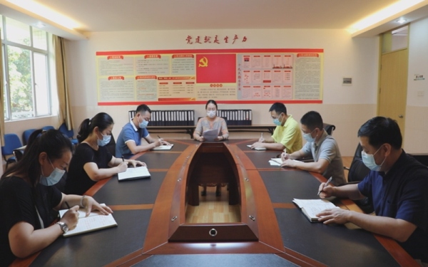 唐校長(zhǎng)召開(kāi)疫情小組會(huì)議,布置相關(guān)工作