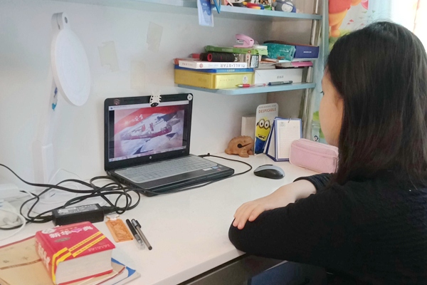 學(xué)生進(jìn)行線上班會課學(xué)習(xí)