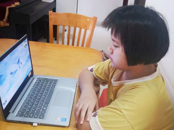 學(xué)生進(jìn)行線上班會課學(xué)習(xí)