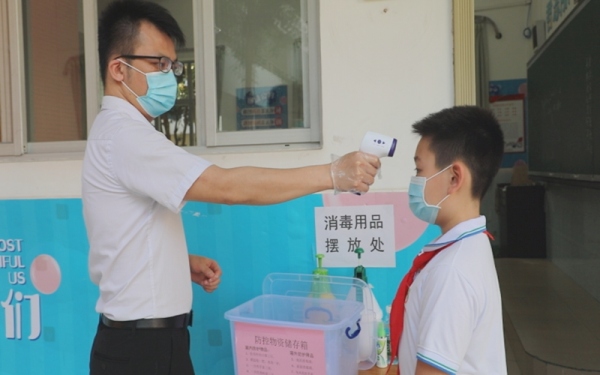 老師幫學(xué)生測(cè)體溫