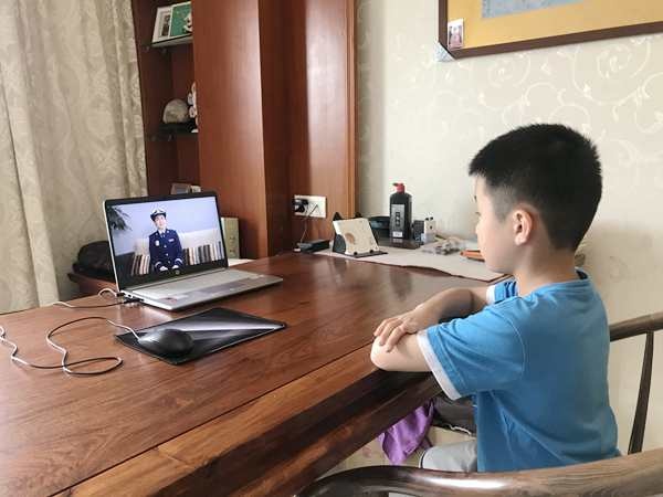 圖二:學生在觀看消防教育視頻