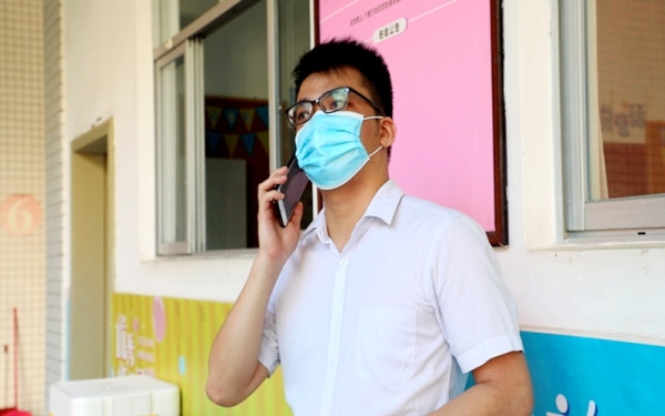 數(shù)學(xué)老師打電話(huà)聯(lián)系班主任