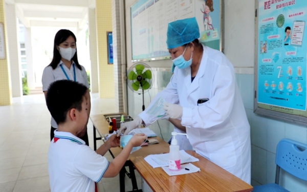 醫(yī)務(wù)室對(duì)身體異常學(xué)生做進(jìn)一步檢查