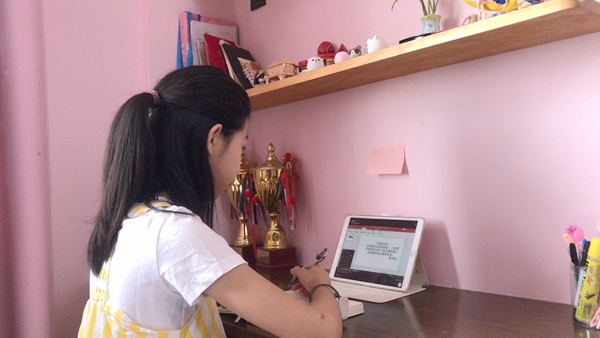 學(xué)生進(jìn)行線上班會課學(xué)習(xí)