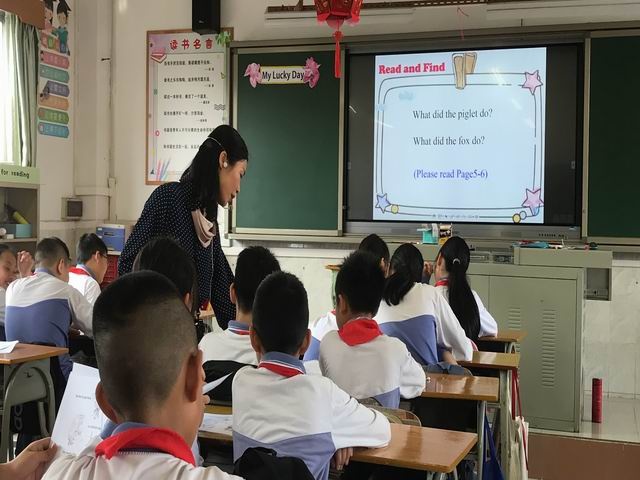 調(diào)整大小 3.30 古一小學(xué)唐巧賢名師在課堂上指導(dǎo)學(xué)生.JPG