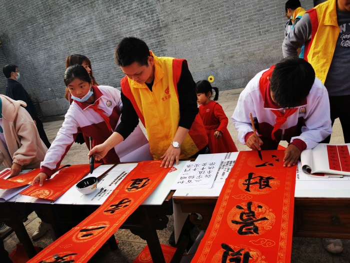 開發(fā)區(qū)書法教研組送春聯(lián)活動(dòng)1.16mmexport1610803726656.jpg